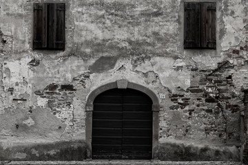 Facciata di casa in Strassoldo, antico borgo medioevale, in Cervignano, Friuli, Udine, Italia, Europa.
