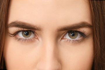 Naklejka premium Young woman with beautiful eyes, closeup