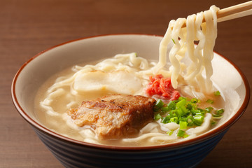 沖縄料理の魅力:三川食堂が贈るソーキそばの楽しみ方|三川食堂
