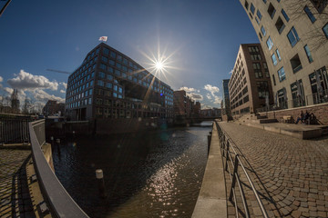 Kanal in Hamburg an einem sonnigen Tag