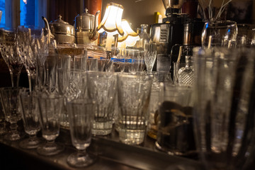 Leere gläser am Tresen des russischen Cafés VOLAND in Berlin Prenzlaueer Berg - Kneipen, Bars und clus werden zur Verhinderung der ausbreitung des coronavirus in Berlin geschlossen.