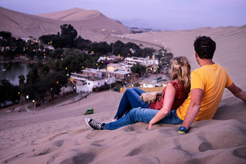 페루 사막의 로맨틱 커플