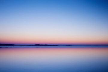 우유니사막 해돋이 호수 반사 경관 