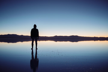 우유니사막 해돋이 호수 반사 경관 