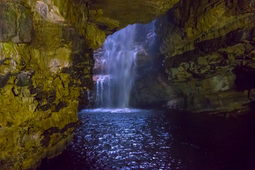 Fototapeta na wymiar Wasserfall in der Smoo cave, Höhle in Durness, Schottland