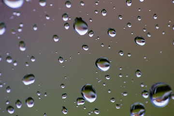 Gouttes d'eau sur une vitre avec reflets