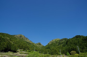 Fototapeta na wymiar 青空と山