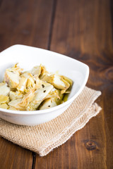 Carciofini grigliati su tavola di legno