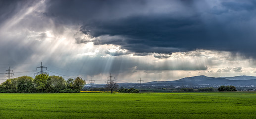 Ein Unwetter zieht über den Vordertaunus in Hessen, Deutschland