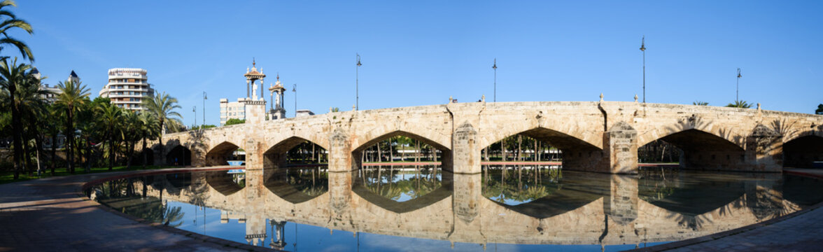 Mirror effects in valencia park