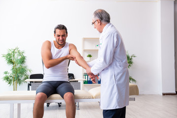 Obraz premium Young male patient visiting experienced doctor