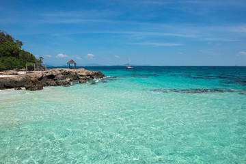 Fototapeta premium Widok na morze z tropikalnej plaży ze słonecznym niebem. Letnia rajska plaża na wyspie Phuket. Tropikalny brzeg. Morze tropikalne w Phuket. Relaks na plaży nad oceanem, podróże w plenerze.Phuket, Tajlandia