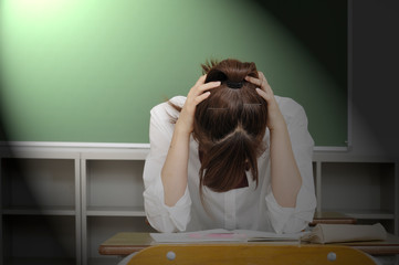 頭を抱える女子学生