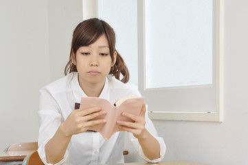 読書する女子学生
