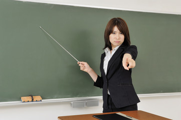 厳しく教える女教師