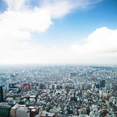 大空と雲と都会の街並