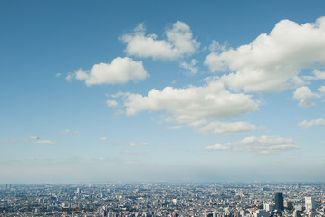 ビル群に差込む光芒