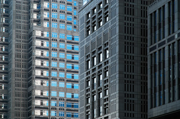 重厚なビルの壁面