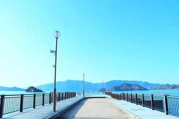 Naklejka premium 防波堤と空