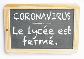 Fototapeta premium coronavirus lycée fermé ardoise