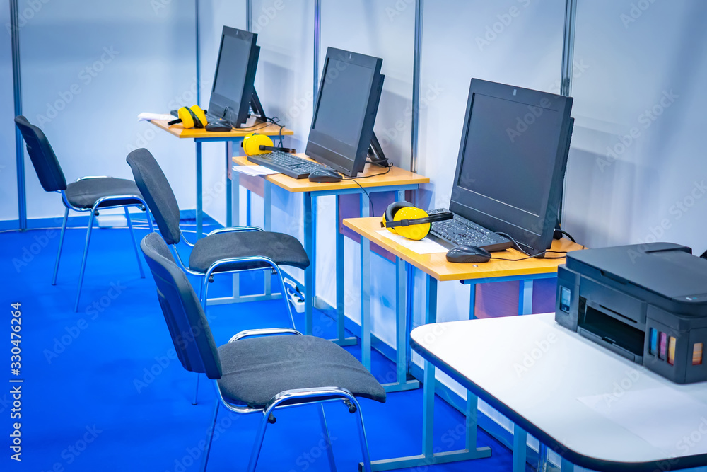 Poster computer class. new learning technologies. online course. individual training on the internet. onlin