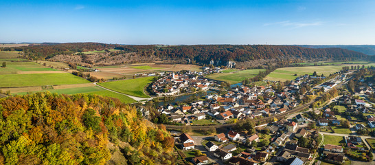 Ausblick auf Dollnstein im Altmühltal im Herbst