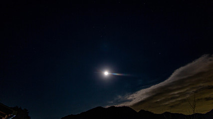 雲から逃げる月