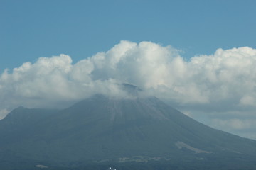 帽子にような雲をかぶった大山 Mt.Daisen with cloud like a hat