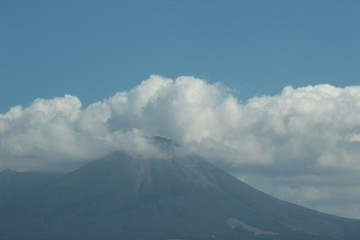 帽子にような雲をかぶった大山 Mt.Daisen with cloud like a hat