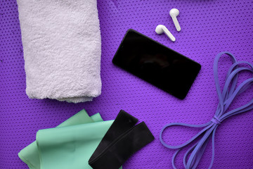 Material deportivo para poder practicar deporte en casa y al aire libre, bandas elasticas., cascos,	