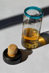 Tequila w meksykańskim ręcznie robionym kieliszku © Miroslaw