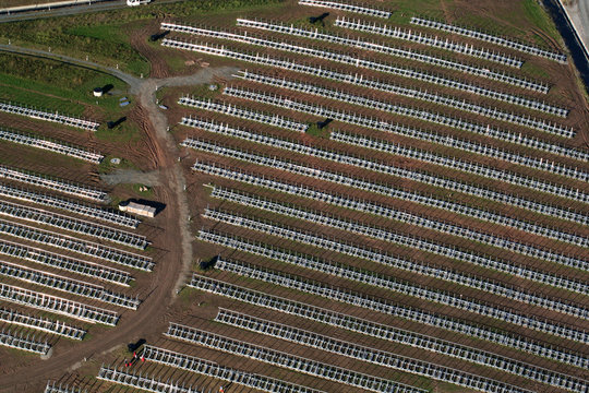 Sonnenkollektoren werden auf einem Feld aufgebaut