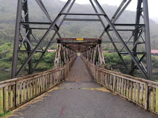 Fototapeta premium Holzbrücke mit Fluchtpunkt, Brunner Mine, Neuseeland