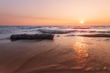 Obraz premium sunset on the water the evening / spring landscape of natural beauty
