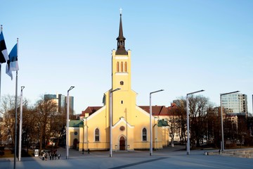 Obraz premium Tallinn Estonia: St. John's church Jaani kirik on empty Freedom square Vabaduse valjak