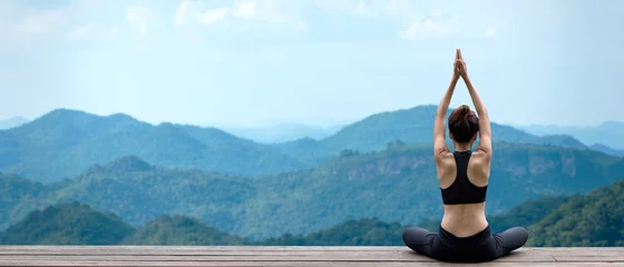 Deurstickers Yogaschool Lifestyle vrouw yoga oefening en pose voor een gezond leven. Jong meisje of mensen vormen balans lichaam vitale zen en meditatie voor training natuur berg achtergrond in ochtenddag. Ruimte voor banner kopiëren.