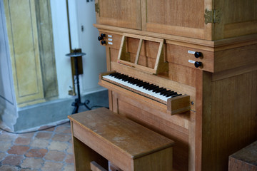 Fototapeta na wymiar orgue en bois dans une chapelle Suisse