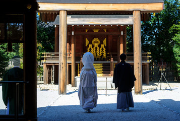 神社でおこなわれる神前結婚式