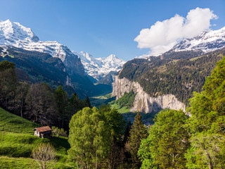 Obraz premium Panoramic view of Lauterbrunnen, the Staubbach fall and the Lauterbrunnen Wall.