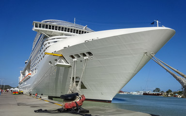 Navire de croisière amarré dans un port des Caraïbes.