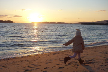 女の子　砂浜　走る