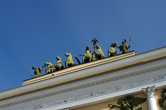 Quadrige sculpt&eacute; en haut d'un monument