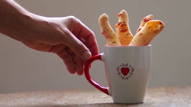 M&atilde;o ajusta x&iacute;cara com p&atilde;o de queijo da Serra da Canastra, Minas Gerais, Brasil