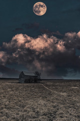 Obraz premium Magical rural landscapes with barns, sunsets and the northern lights aurora in Ontario Canada.