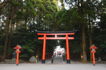 鳥居から見た霧島神宮の本殿