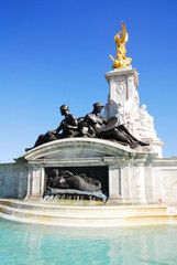 Fototapeta na wymiar バッキンガム宮殿正面のヴィクトリア記念堂の噴水