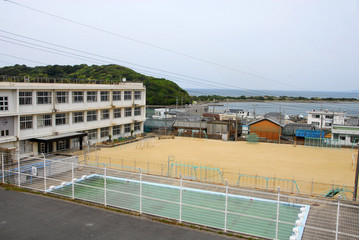 日本の学校の校舎と校庭
