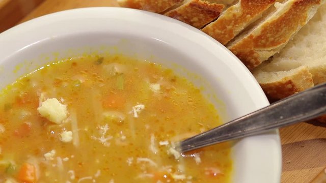 prato de sopa de carne com legumes