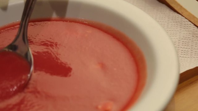 prato de sopa de tomates