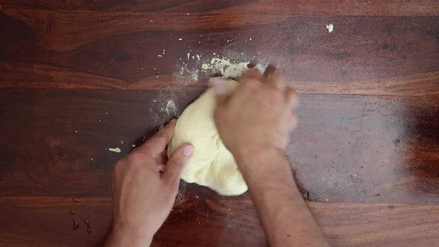 Impastare la farina per preparare il pane e la piazza